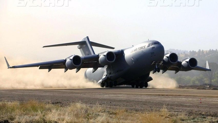 На борту самолёта будет еще одна группа военных США.