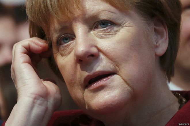 Ангела Меркель сказала, что "скрестила пальцы" в ожидании результатов выборов.