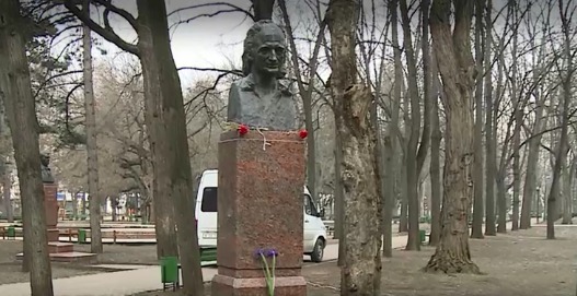 Скончался поэт 18 января 2009 года - через два дня после трагической аварии.