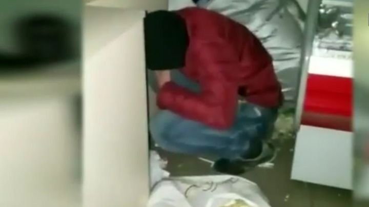 Un hoţ a fost prins în timp ce fura mâncare dintr-o gheretă. 