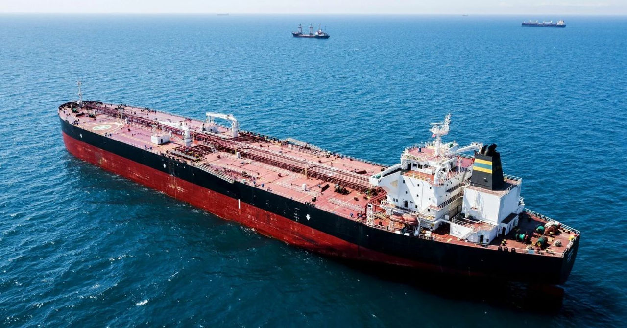 Из-за санкций Россия и западные покупатели перегружают нефть прямо в море.