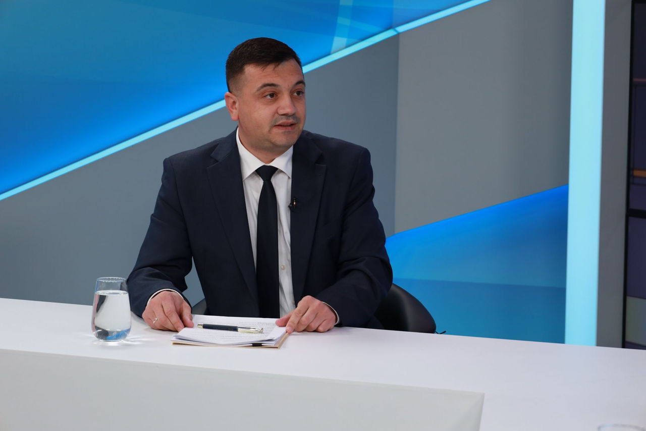 Министр внутренних дел Адриан Ефрос.
