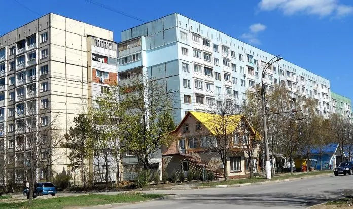 Украинец погиб, упав с восьмого этажа многоквартирного дома в Бельцах.