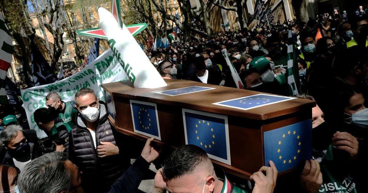 В Риме работники Alitalia устроили акцию протеста с гробом.