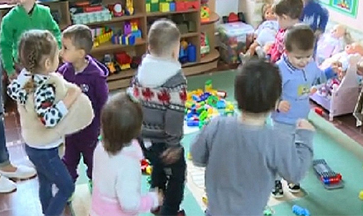 В детсаду Кишинева из-за прорыва трубы больше недели мерзнут дети.
