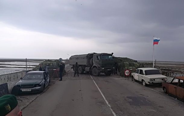 Российские военные перекрыли границу на Чонгаре.