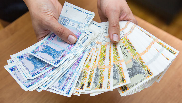 Cetăţeni, despre salariile din Moldova: Nu acoperă toate cheltuielile.