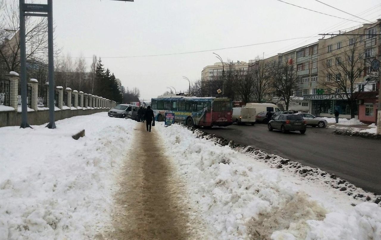 В Бельцах произошла авария с участием троллейбуса.