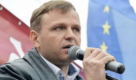 Năstase este de părere că oligarhului îi este frică de proteste, „atât de frică, încât nu o să găsiți nicio știre despre protestele de la București pe site-ul canalelor lui”.