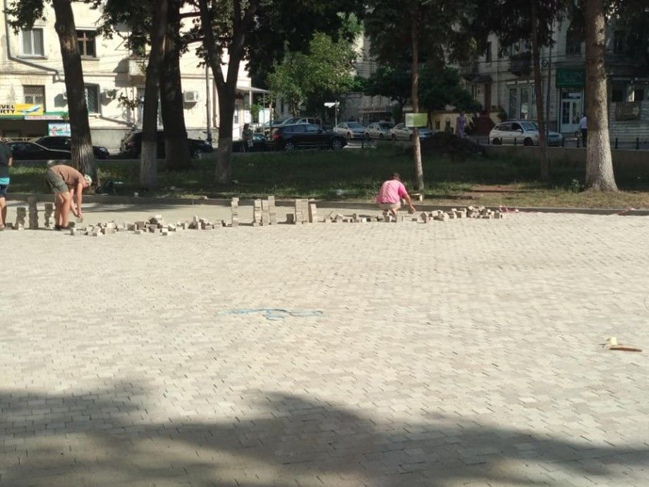 В сквере Чехова устанавливают гранитную брусчатку. Фото: Victor Chironda.