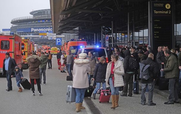  Воздушное сообщение аэропорта приостановлено, людей эвакуировали из всех терминалов.