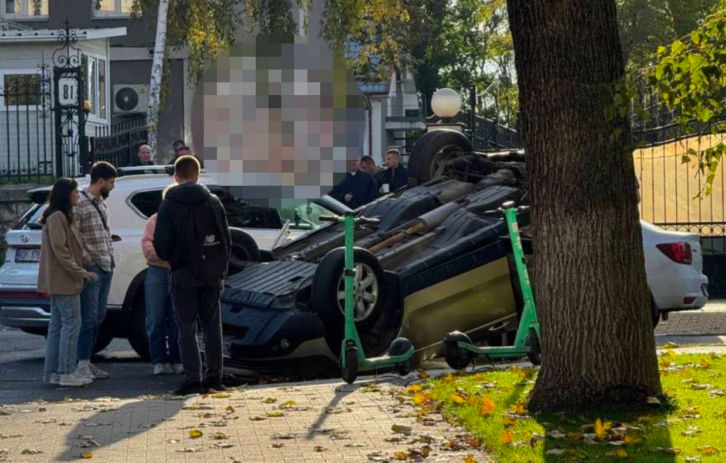 Grav accident rutier la Chișinău: Un autoturism s-a răsturnat.