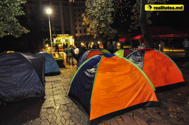 Partidul Nostru ar putea construi corturi din cărămidă și cotileț în fața Parlamentului. Foto: realitatea.md