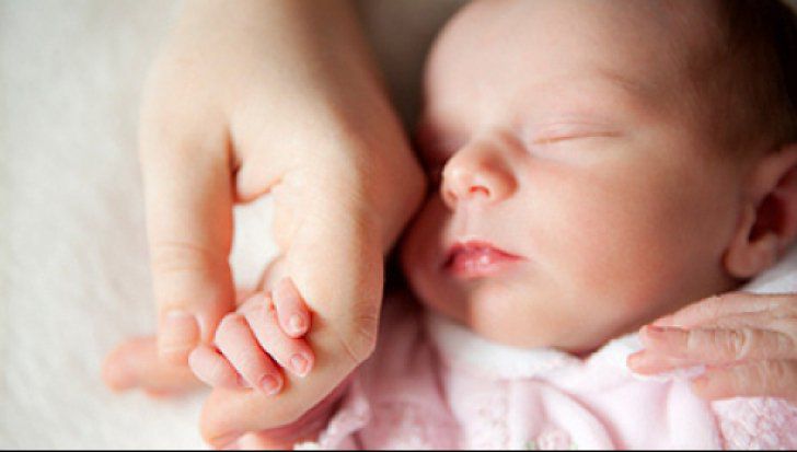 Un nou-născut de patru zile a fost externat, însă nu și mama acestuia, pentru că medicii nu au comunicat între ei în ceea ce a privit externarea.