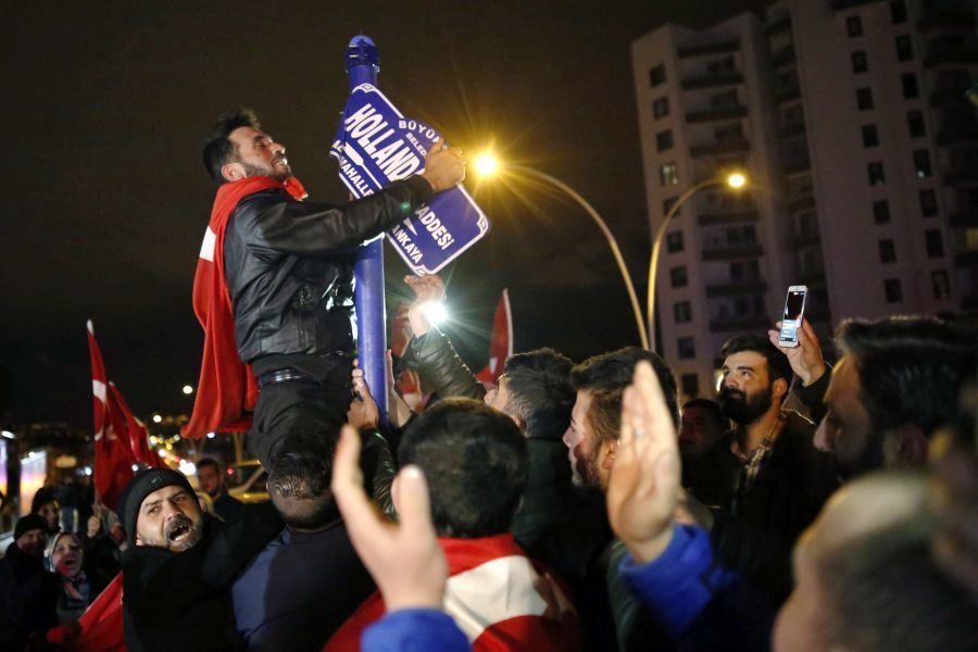 Un grup de manifestanţi a smuls drapelul olandez de pe Consulatul Olandei la Istanbul. Foto: libertatea.ro