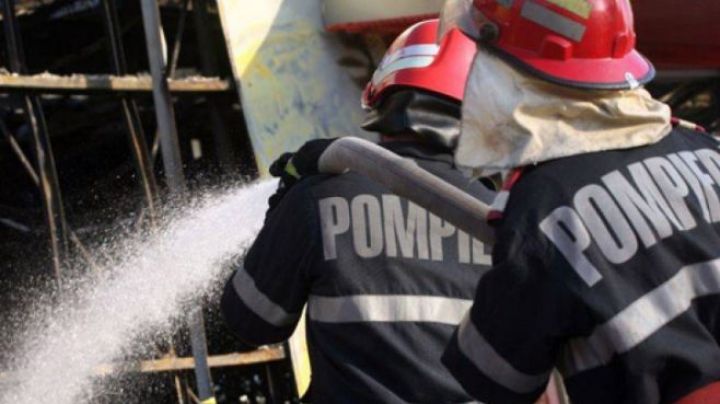 Mai multe vechituri dintr-o debara comuna de la etajul sase au luat foc. Foto: mondonews.ro