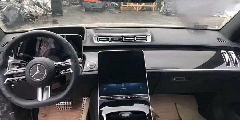 Mercedes-Benz упрекнули в копировании интерьера Tesla.