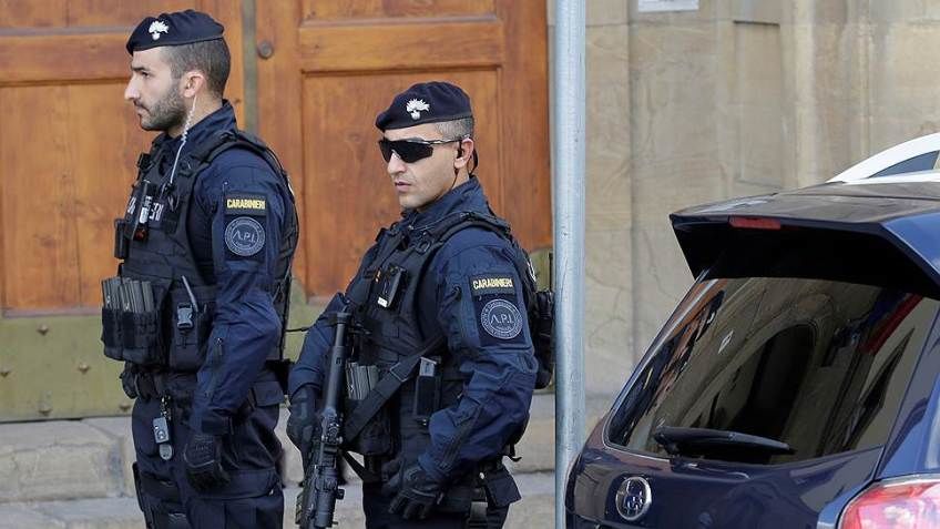 В Италии завели дело о терроризме после взрывов почтовых конвертов.