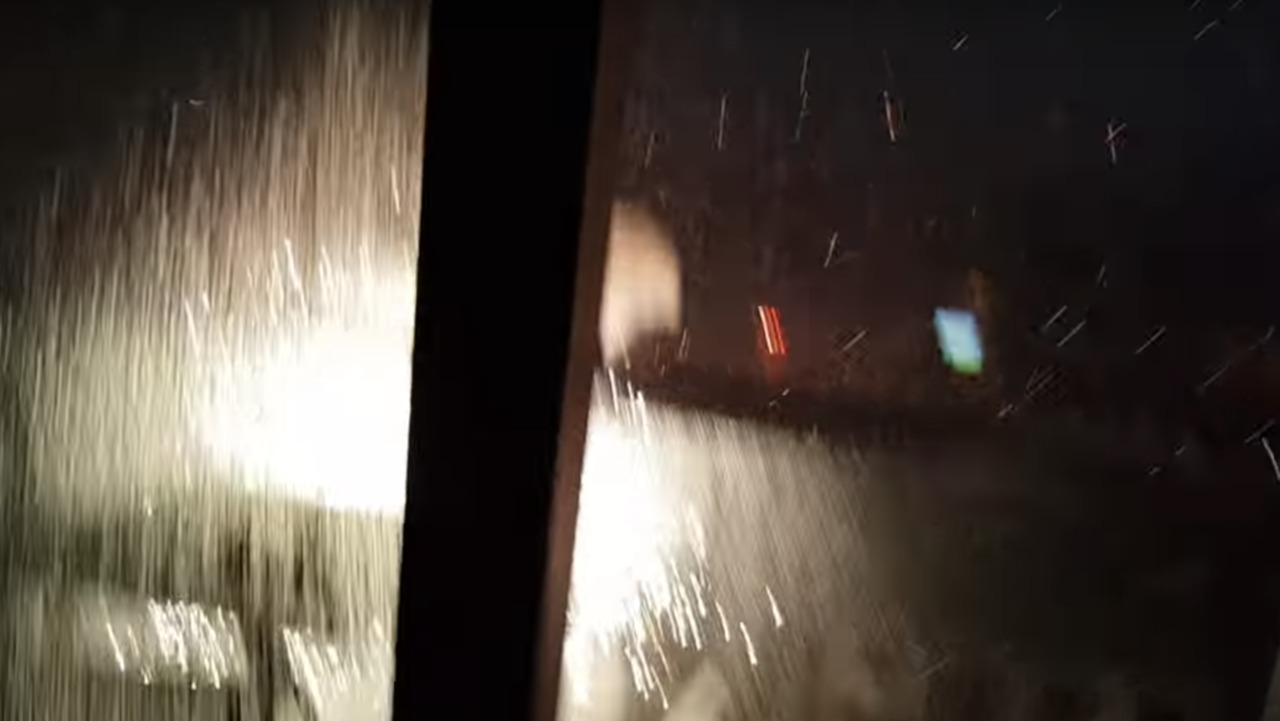 Австралиец снял на видео чуть не попавшую в него молнию.