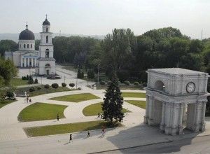 На скамейки и урны в сквере Кафедрального собора примэрия потратила 180 тысяч леев.