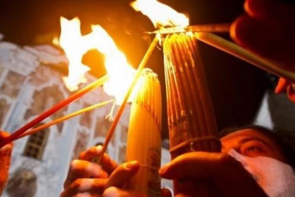 Люди говорят, что с нетерпением ожидали благодатный огонь.