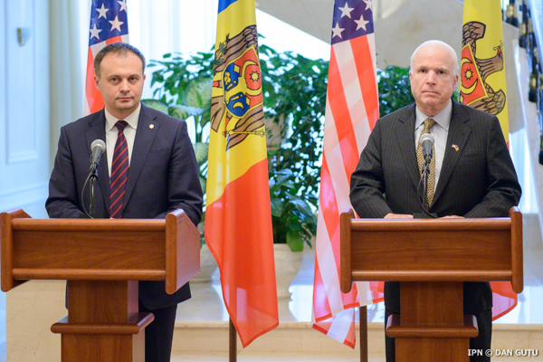 Moldovenii trebuie să-şi determine viitorul fără ingerinţe, John McCain.