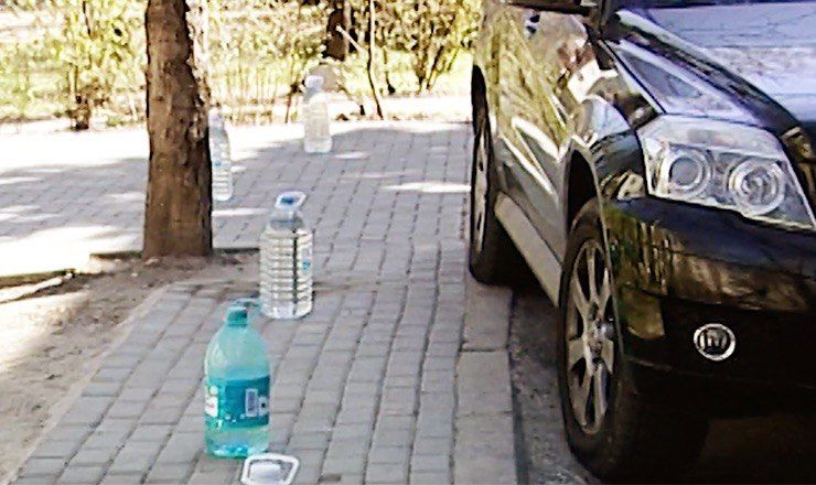 Жители Кишинева борются с парковками с помощью бутылок с водой.