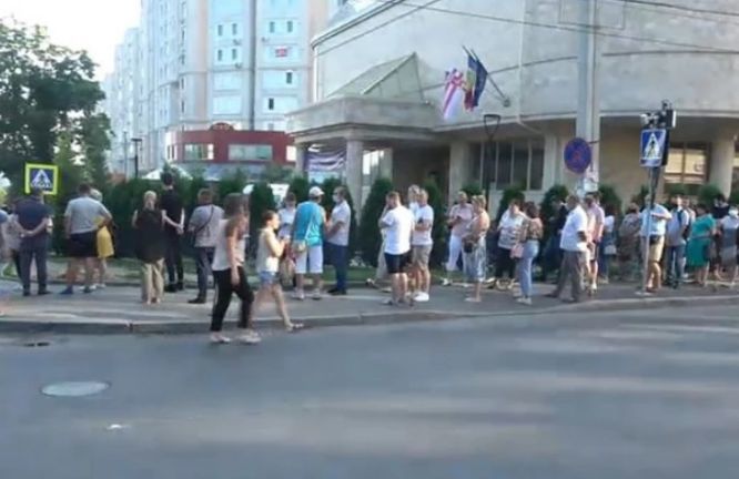 В Кишиневе с утра выстроились очереди на вакцинацию в медуниверситете.