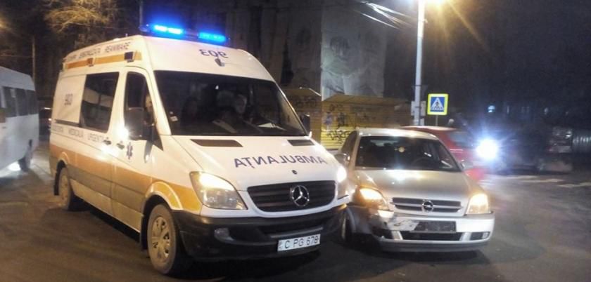 Un automobil al Consulatului României a lovit o ambulanță pe str. București. 
