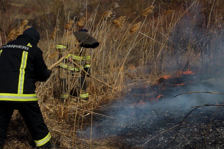 За последние 24 часа было зарегистрировано 54 случая возгорания сухой растительности.
