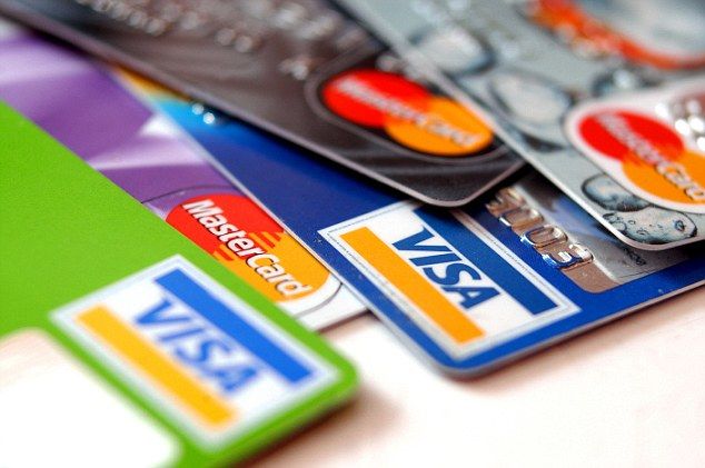 Plățile fără numerar de pe cardurile bancare s-au majorat cu peste 60%, în 2016. Foto: alba24.ro