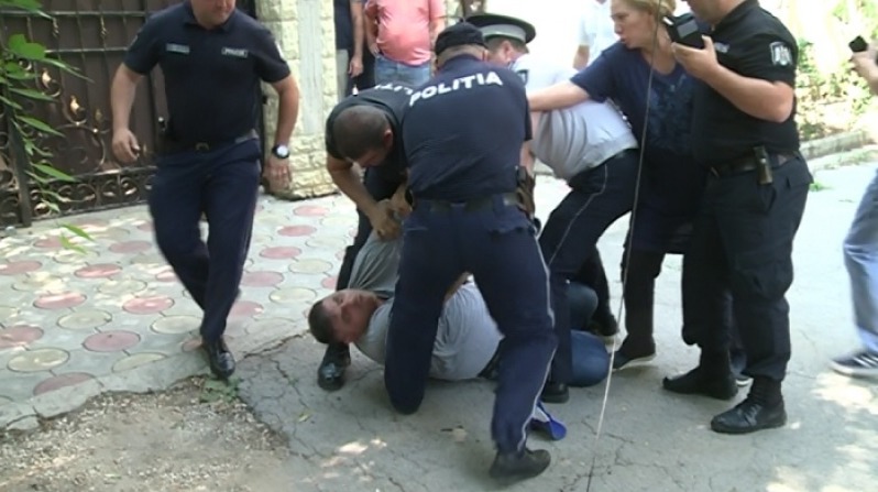 Настоящий скандал начался, когда мужчина, приходящийся хозяйке родственником, попытался войти в дом. Фото: protv.md.