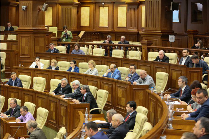 Первый раунд дебатов по поводу одномандатной системы собрал около 100 участников.
