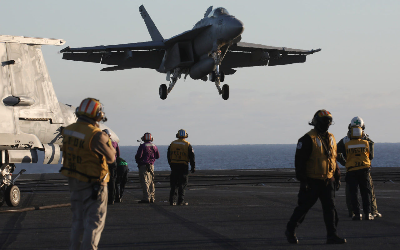 Un avion de vânătoare american a căzut în mare de pe un portavion și s-a scufundat.