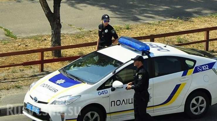 Работники полиции принимают меры по установлению личностей правонарушителей.