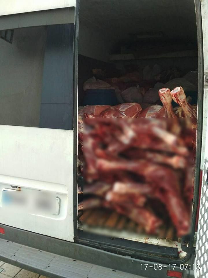 Automobil bucşit cu carne fără acte, depistat în sectorul centru al Capitalei. Foto: INP