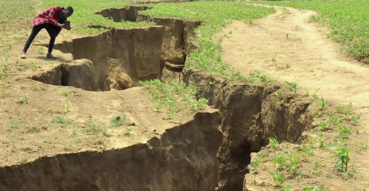 Fisuri uriașe în sol, observate în una dintre țările Africii: Milioane de oameni sunt în pericol.