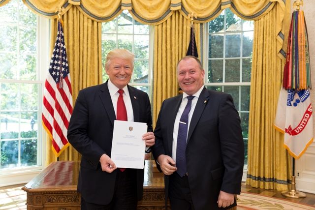 Дональд Трамп и бывший посол РМ в Соединенных Штатах Аурелиу Чокой.