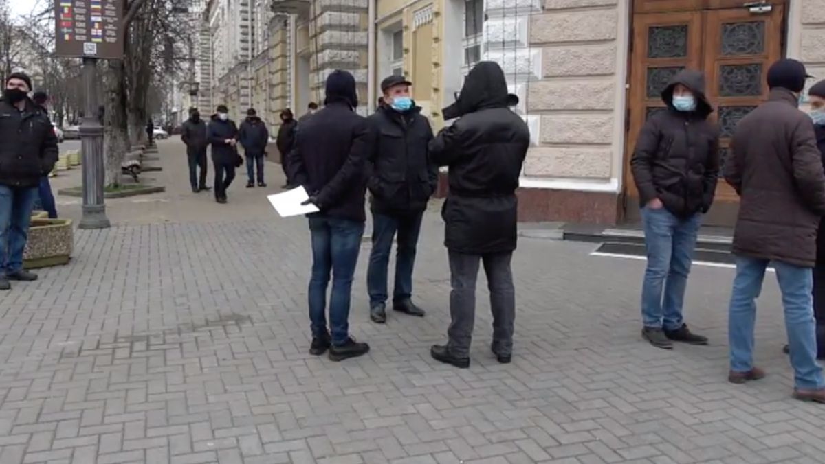 Перед примэрией Кишинева собралось около 20 рабочих строительной компании.