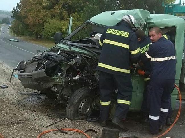 Un Mercedes a cauzat un accident la Donduseni, dupa ce a iesit pe contrasens. Foto: protv.md