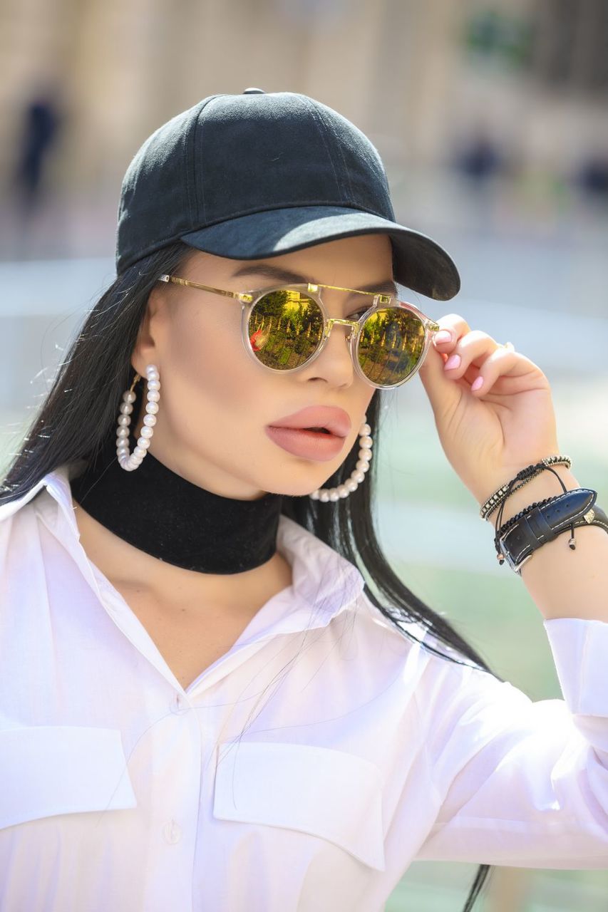 Ce riscaţi dacă purtaţi ochelari de soare „de la tarabă”, fără protecţie UV. Foto simbol: bogas.ro