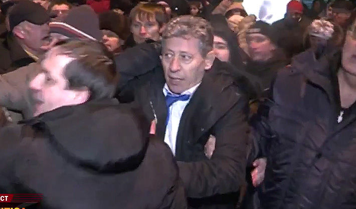 Вчера протестующие избили Михая Гимпу, когда тот вышел из здания парламента РМ.