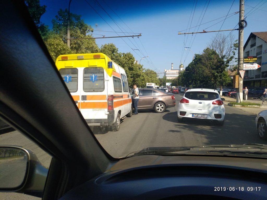 В столице на пешеходном переходе BMW сбил женщину.
