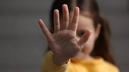 O fetiță de 9 ani, expusă unor acțiuni cu caracter sexual: Suspectul este căutat de Poliție.