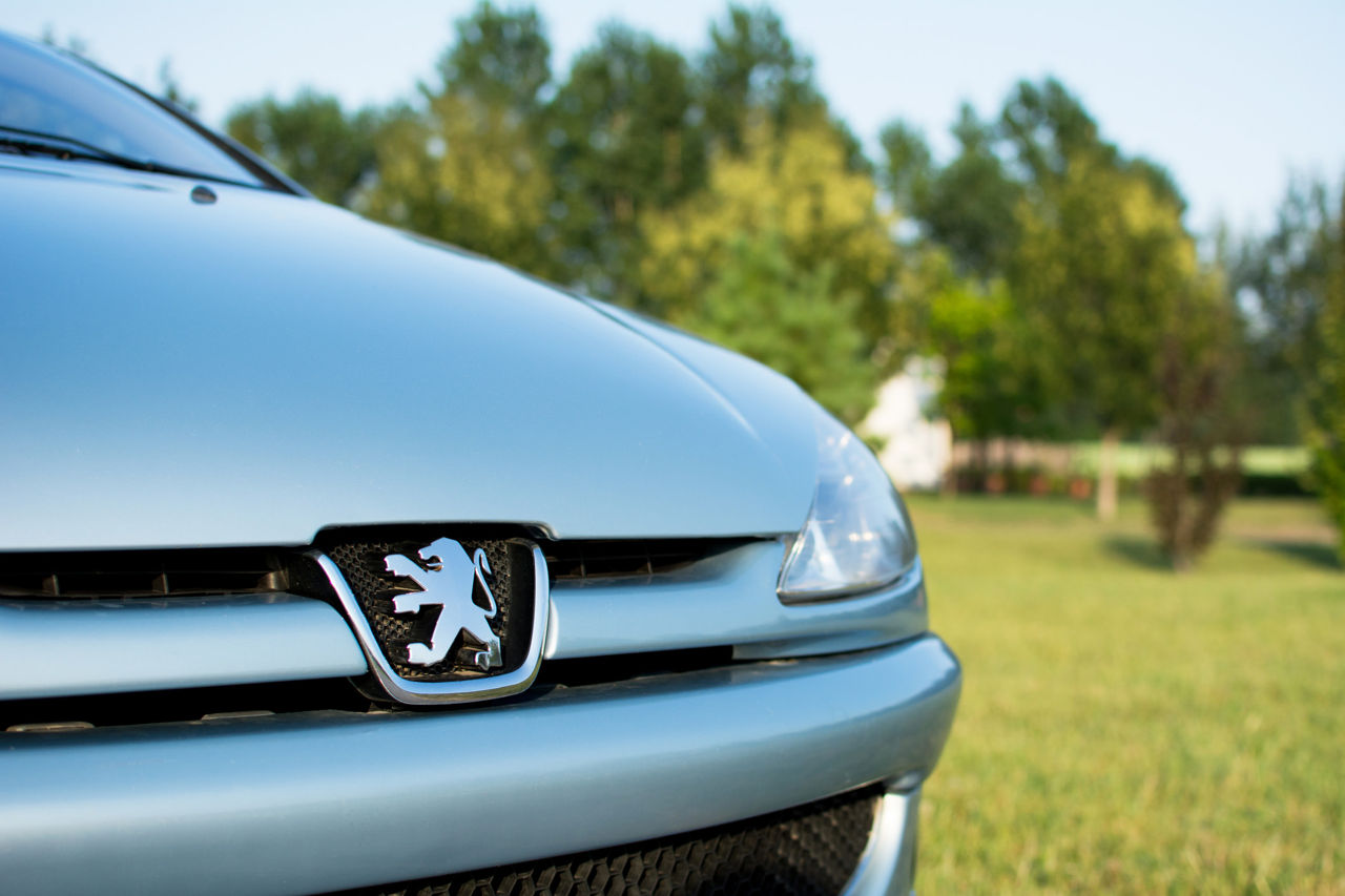 Peugeot recheamă 600.000 de automobile din cauza semnalului sonor prea slab.