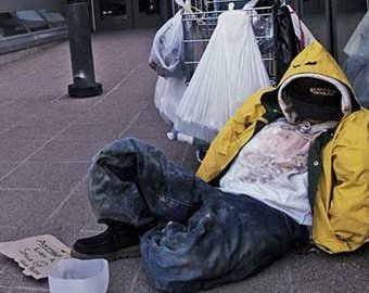 На доставшиеся ему 850 долларов бывший бездомный планирует приобрести себе пару кроссовок, коврик в ванную и сэндвич.