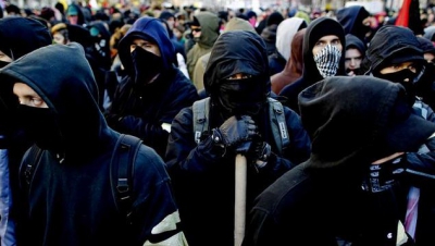 Poliţiştii spun că membrii grupării recrutau studenţi nevoiaşi, cu ajutorul unor profesori de la instituţii de învăţământ superior. Reprezentantul unei universități şi fost identificat.