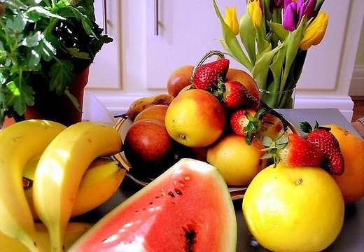 Врач советует употреблять фрукты вместе с такими продуктами, как нежирный йогурт, кефир или творог.