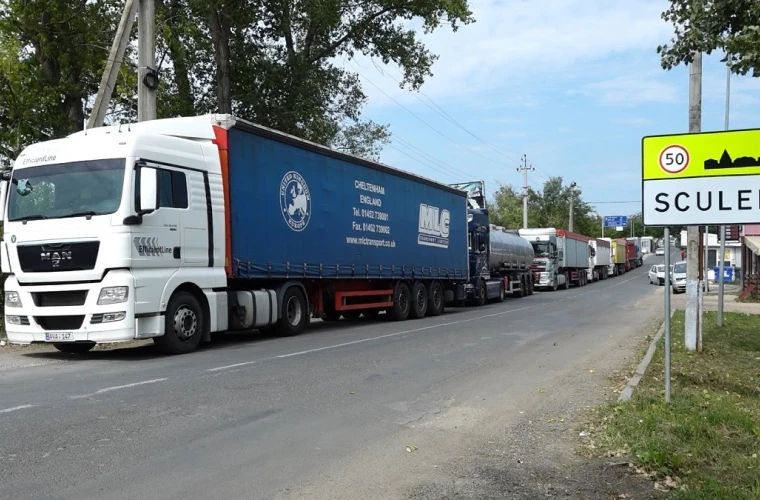 В Скуленах скопился грузовой транспорт из-за ремонта дороги в Румынии.