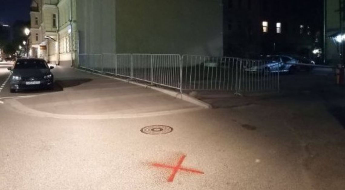 Жителя Москвы отправили в СИЗО за нарисованные на асфальте кресты.